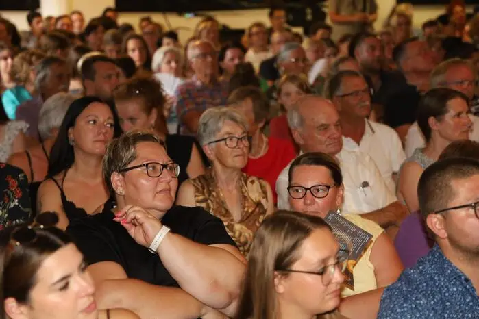 Verwandte und Bekannte warten gespannt auf die fulminante Vorstellung.