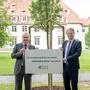 Anton Lang und LH Christopher Drexler mit der neu gepflanzten Eiche