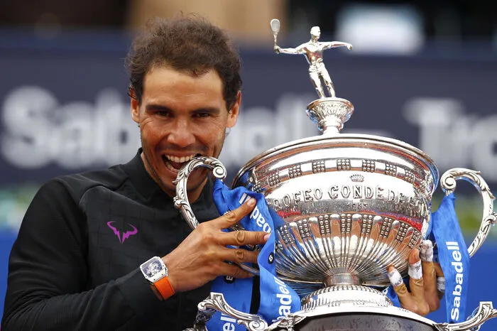 Rafael Nadal zeigt seinen Pokal. Es ist sein zehnter Triumph in Barcelona.