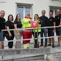 Übergabe des Defibrillators an First Responderin Christina Zink (4. v. r.)