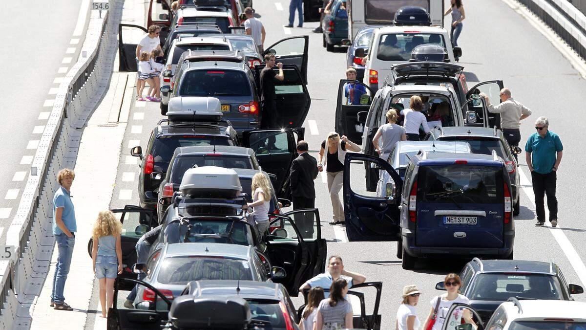 Auf den Autobahnen heißt es am Wochenende wieder: &quot;Bitte warten&quot;!