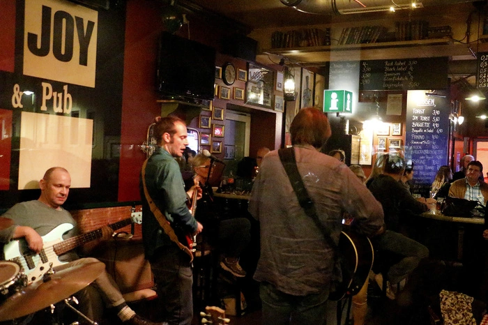 ...wo laufend Live Musik von Blues bis Rock geboten werden.