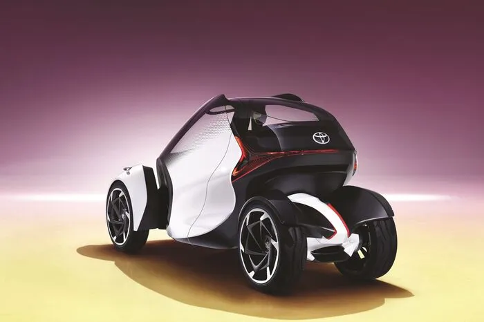 Der i-Tril wird von einem Elektromotor angetrieben und wiegt nur 600 Kilogramm. Die Reichweite soll bei 200 Kilometern liegen und der Stadtfloh soll sich auch autonom durch sein Revier bewegen können.