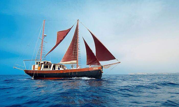 Bei Touren mit dem Segelschiff „Pulcinella“ der Delphina-Hotels erkundet man das Inselreich