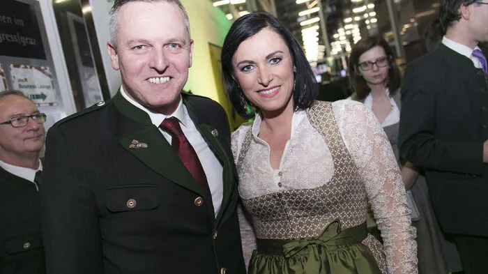 Zwei Minister am Ball: Mario Kunasek, der in dieser Saison noch zwei Bälle zu absolvieren hat, und Elisabeth Köstinger, die am Vorabend auch am Opernball glänzte