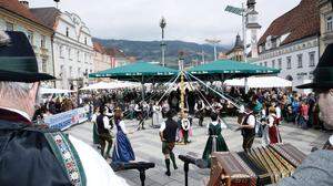 Steirische Traditionen werden am 1. Mai in Leoben hochgehalten, wie etwa beim Bandltanz