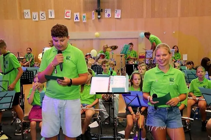 Durch den Abend führten in humorvoller Weise die beiden Jungmoderatoren Kristina und Maximilian. Tosender Applaus war der Lohn für die vielfältigen Leistungen der Jungmusikerinnen und Jungmusiker.