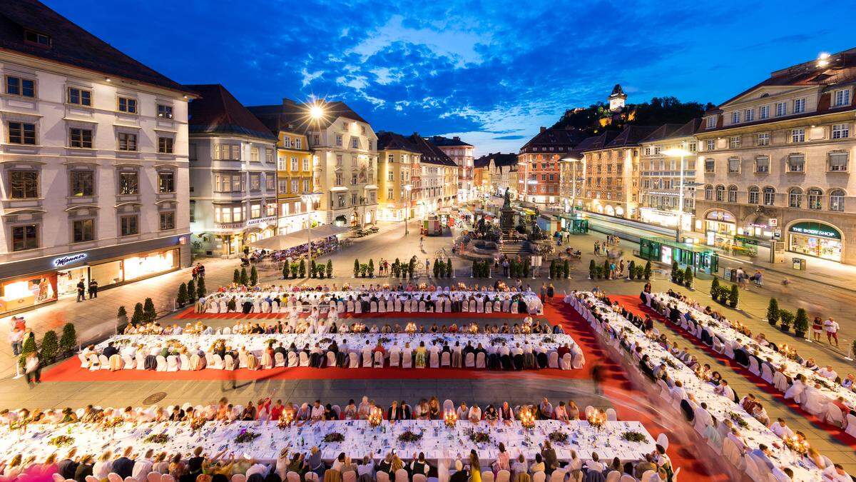 750 Gäste aus ´Nah und Fern sitzen bei der Langen Tafel der Genusshauptstadt an den Tischen. Die weiteste Anreise hatten bislang Gäste aus Neuseeland und aus Hongkong