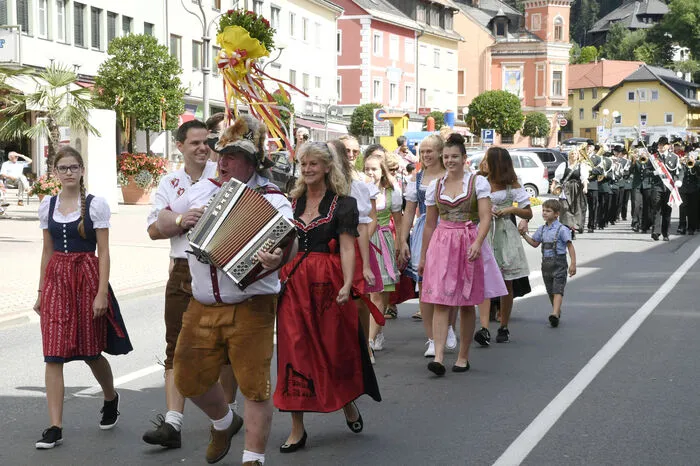 Angeführt von den Kirchtagsladern und den Organisatoren des Kirchtagsvereines zog der Festzug am Schloss Porcia vorbei bis zum Platz vor der Stadtpfarrkirche.