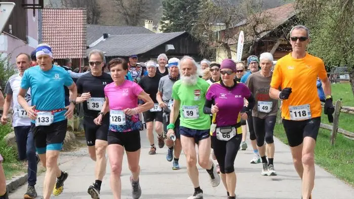 Bei strahlendem Frühlingswetter verwandelte sich am Wochenende die idyllisch gelegene kleine Ortschaft Glantschach in der Gemeinde Liebenfels in eine Bühne für Laufbegeisterte. Der Grund: Der 13. Glantaler Wasserweglauf 2026 lockte auch heuer viele Teilnehmer aus ganz Österreich, Italien und Slowenien an. 150 Läufer nahmen die 9 Kilometer lange Strecke, welche 450 Höhenmeter aufwies, in Angriff. 