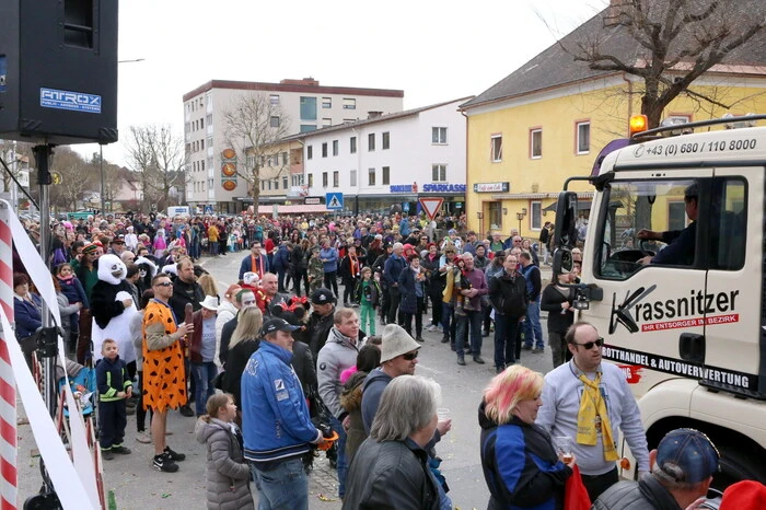 Beim farbenprächtigen Umzug mit 27 Wagen nicht mit „Äha, schau, schau“-Rufen sparten unter anderen Bürgermeister Alexander Benedikt, Faschingspräsident Bernhard Seidl, Regisseurin Helga Schnattler, Feuerwehrkommandant Johann Delsnig sowie Flex Althofen-Chef Erich Dörflinger. 