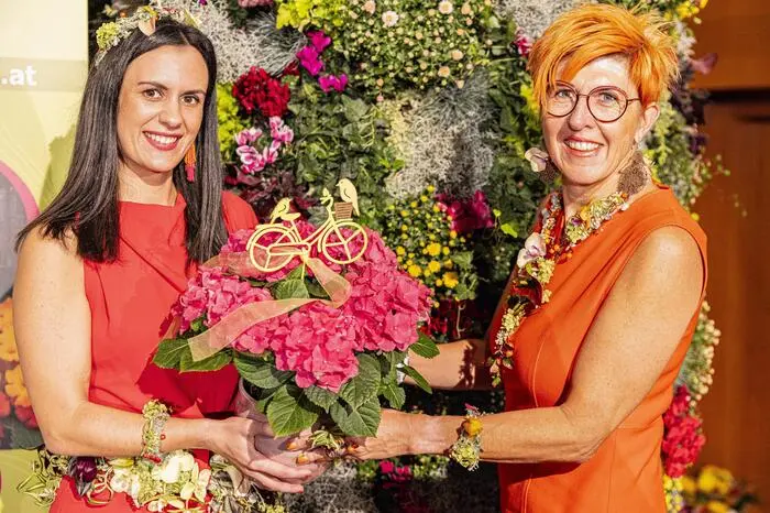 Organisatorin Regina Kneß (rechts) mit Blumenmädchen Larissa Kau