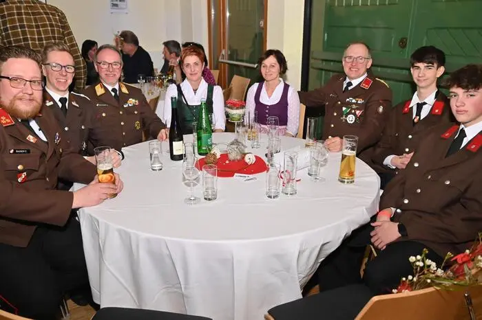 Abordnungen von anderen Feuerwehren sowie Bereichsfeuerwehrkommandant Johann Diethart mit seiner Familie waren ebenso anwesend wie der Kalwanger Bürgermeister Mario Angerer mit seiner Frau. 