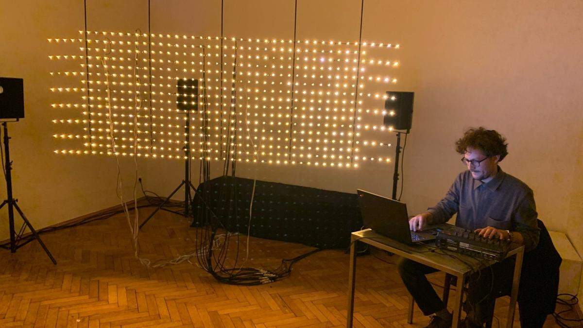 Künstler Klemens Kohlweis wandeln das Flackern der LEDs in Musik um