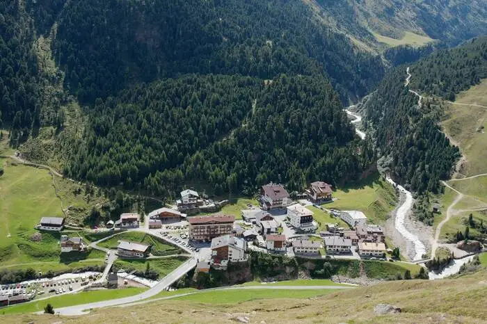 Steinzeitliche Jagdlager, der höchstgelegene dauerhaft bewirtschaftete Bauernhof Österreichs und malerische Alpenkulisse - vom Bergsteigerdorf Vent, das mit dem Bus 20 Minuten entfernt liegt und sogar eine Übernachtungsmöglichkeit in Form eines Hotels bietet, lassen sich die Ötztaler Alpen und das eindrucksvolle Panorama gut mit dem Klimaticket erkunden. Von der Ramolalm aus ist die Wildspitze, der höchste Berg dieses Alpengebiets gut zu erkennen. Auch die Rofenschlucht ist als Tipp der Einheimischen einen Besuch wert.