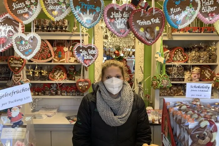 Natascha Neukirchner konnte schon zu Mittag die ersten Kunden beim Süßen Paradies vor der Franziskaner Kirche begrüßen. Sie hofft, dass das verkürzte Weihnachtsgeschäft trotz Corona-Regeln nun gut läuft.