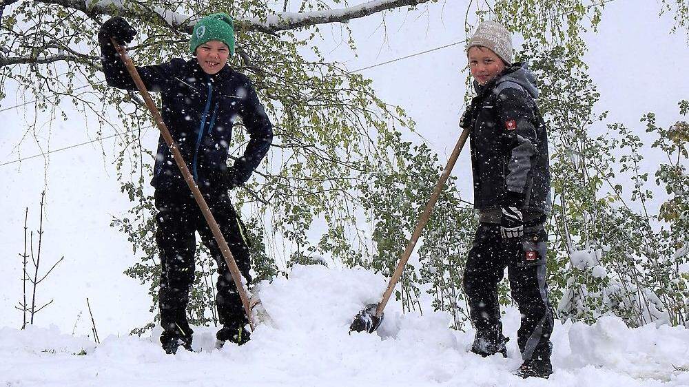 Pauli und Bastian schaufelten heute in Wald am Schoberpass Schnee