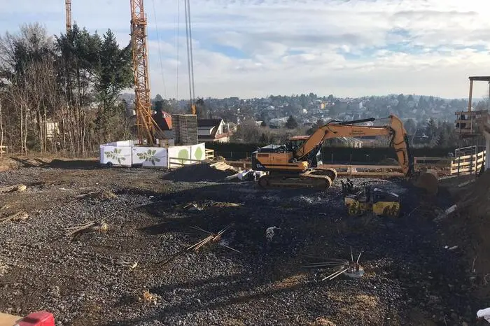 Nun ist der Bauplatz planiert. Es kommt ein Wohnneubau. Am Betonfundament wird schon gearbeitet.