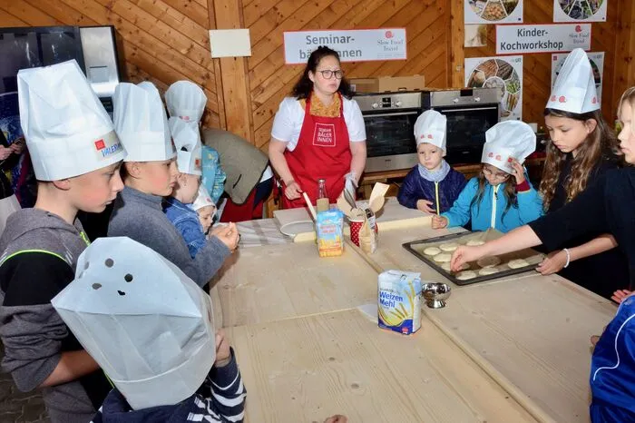 Die kleinen Marktbesucher konnten in der Kinder-Kochwerkstatt ihre ersten Schritte in die Slow-Food-Welt setzen und sich unter Anleitung von geschulten Seminarbäuerinnen ihren Lieblings-Slow-Food-Burger selbst kreieren. 