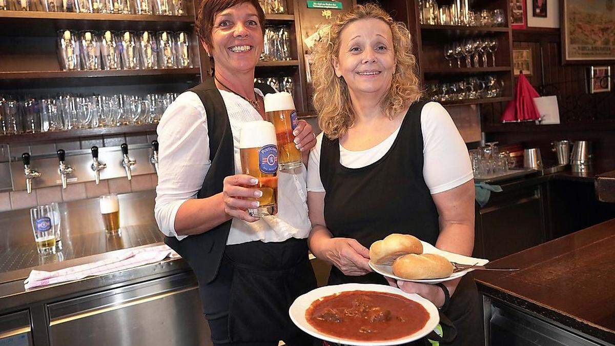 Pumpe-Wirtin Aloisia Reichmann mit Kellnerin Brigitte