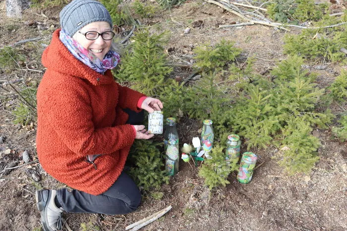Sissi Ranegger hat mit ihren Enkelkindern leere Milchgläser verziert. Sieben ihrer Werke findet man im Galgenwald.