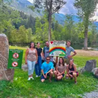 Die Jungbauernschaft/Landjugend Bezirk Osttirol gemeinsam mit Vertretern des Abfallwirtschaftsverbandes Osttirol beim Nachhaltigkeitspfad am Aineter Teich