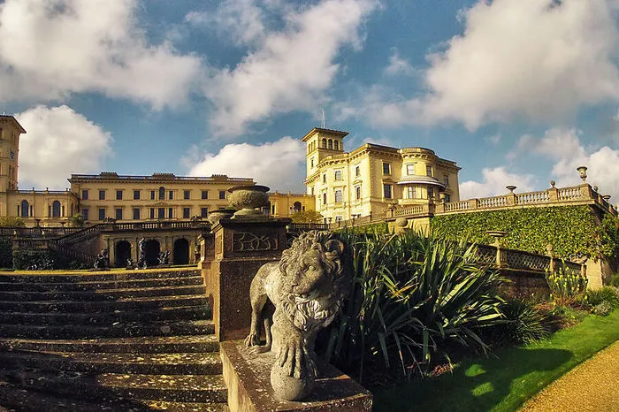 Man kann verstehen, warum Queen Victoria und ihre Familie das durch den Solent vom englischen Festland getrennte Eiland London oder ihren anderen Landsitzen vorzogen. Davon zeugt bis zum heutigen Tag in all seiner Pracht Osborne House – wohl das, was man als Königin von Großbritannien und Irland sowie Kaiserin von Indien unter einem Ferienwohnsitz versteht.