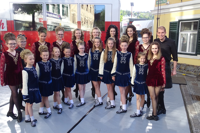 Mit den Tänzerinnen der "O´Kellys Irish dance Company" kam große Stimmung auf.
