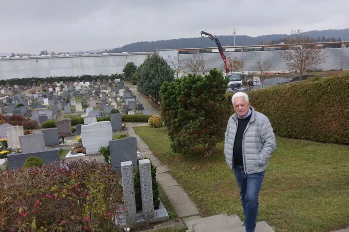 Robert Lamperti, Obmann des Gleisdorfer Pensionistenverbandes, wünscht sich eine barrierefreie Lösung auch am nördlichen Ende des Friedhofes.