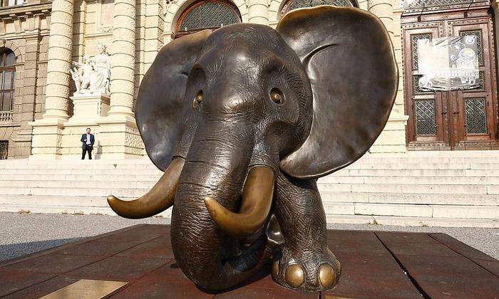 Der Bronze-Elefant steht seit 2004 vor dem Naturhistorischen Museum 