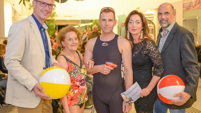 In der Drautalperle wurde die neuste Bergsport-,Freizeit- und Bademode, im Zuge einer Modenschau, präsentiert: Willi Granig, Serafine Pacher, Peter Kern, Kerstin DePiero, Werner Steinwender (von links)