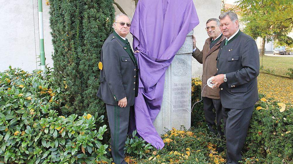 Eine ÖKB- Delegation mit Obmann Karl Buchgraber, Erich Nagler und Walter Bendl (v. re.) verhüllte den umstrittenen Gedenkstein.