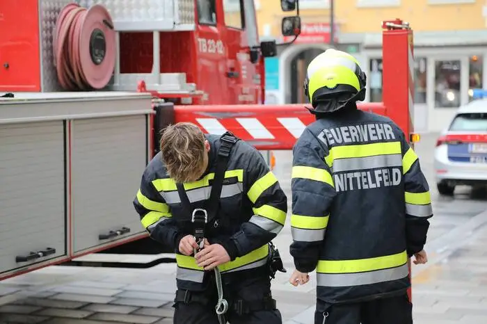 Parallel wurde vor dem Haus die Teleskopbühne aufgestellt, um das angesammelte Wasser mittels Tauchpumpe zu entfernen, schildert Einsatzleiter Brandinsepktor Roland Leitold.
