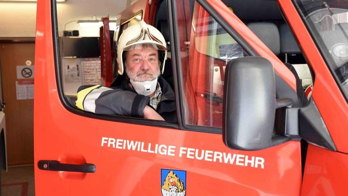 Martin Liftenegger ist seit 1983 bei der Feuerwehr. Ein Muss ist jetzt auch eine Schutzmaske 