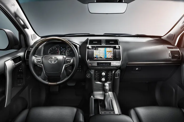 Im Innenraum sorgen ergonomisch optimierte und funktional angeordnete Bedienelemente für hohen Komfort. Hierzu zählt die neue Armaturentafel mit acht Zoll großem „Toyota Touch & Go“- Multimediasystem und Optitron-Instrumenten. Das 4,2 Zoll große Multiinformationsdisplay im Cockpit steuert der Fahrer über Bedienelemente am Lenkrad.