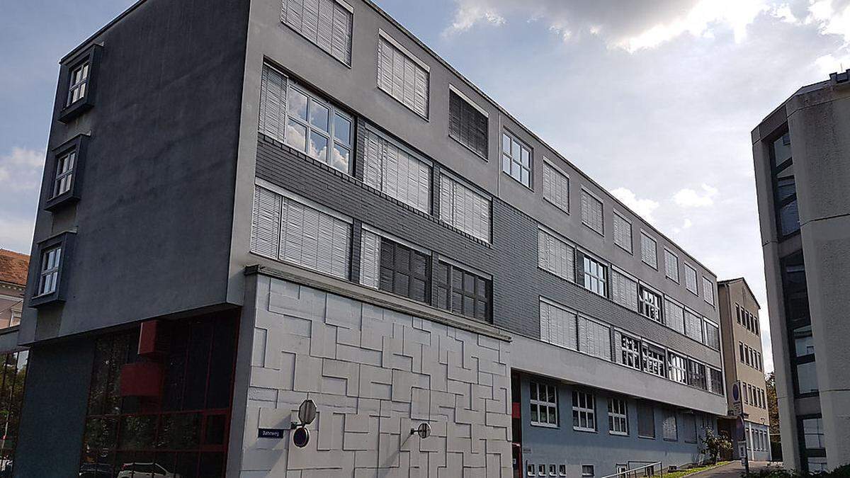 Die dislozierte AHS-Klasse ist im 3. Obergeschoss des Schulcampus in der Feldbacher Ringstraße untergebracht