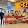 Eine Gruppe Männer mit Fanplakaten für die Fußball-WM 2026