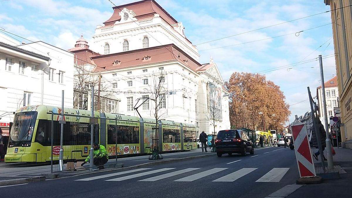 Der neue Zebrastreifen gleich nach der Luthergasse soll durch einen Zaun zwischen Oper und Kaiser-Josef-Platz ersetzt werden