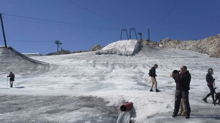 Im extrem heißen Sommer 2015 rann das Gletscherwasser in Sturzbächen vom Dachstein.