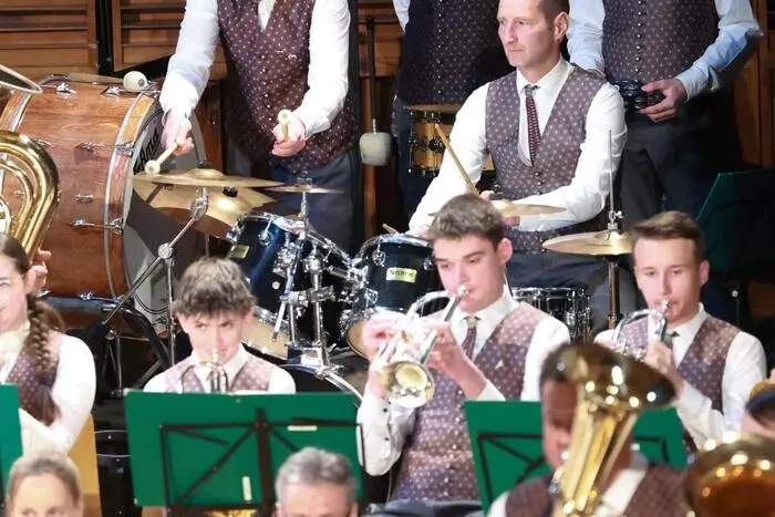 Mit „Jugendfreude – Mladost-Radost“ ging es in die Pause, ehe im zweiten Teil das Jugendblasorchester sein Können unter Beweis stellte und mit großem Engagement überzeugte. Im weiteren Verlauf wurden traditionelle und moderne Werke wie der „Reinsperg-Marsch“, „Rosanna“ sowie die gefühlvolle Ballade „The Rose“ dargeboten. Den krönenden Abschluss bildete „Castaldo – einmal anders!“, das die musikalische Bandbreite eindrucksvoll unterstrich. 
