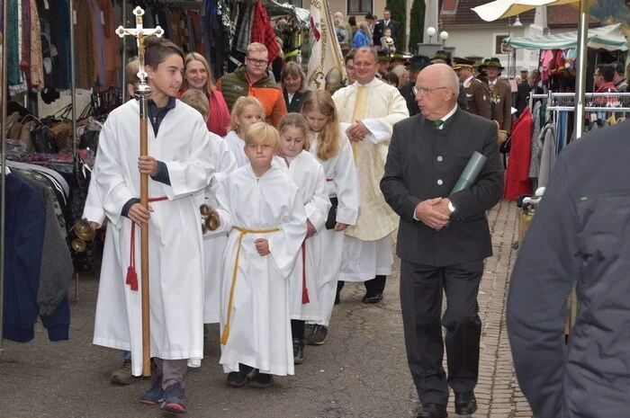 In einer Prozession ging es anschließend zum Hause Stinglbauer, wo die sogenannte Marktfreiung übergeben wurde. Danach führte ein Festzug zum Gemeindeamt Niederwölz. Walter Horn war die Ehre zuteil, den Text der Marktverleihungsurkunde zu verlesen.