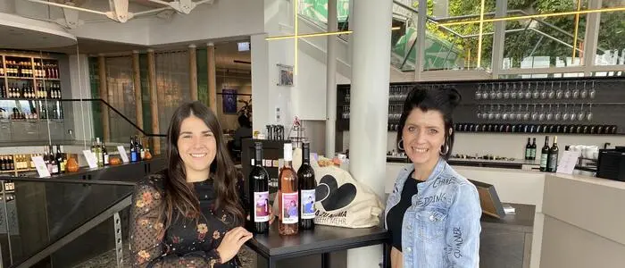 Winzerin Anne Hütter-Grießbacher von den Weinblüten (l.) hat den Kontakt zu Sarah Bauernhofer von „Von Mama zu Mama“ aufgenommen. Die heurige „Cuvée Charité“-Aktion des Winzerinnen-Vereins kommt der Initiative zugute