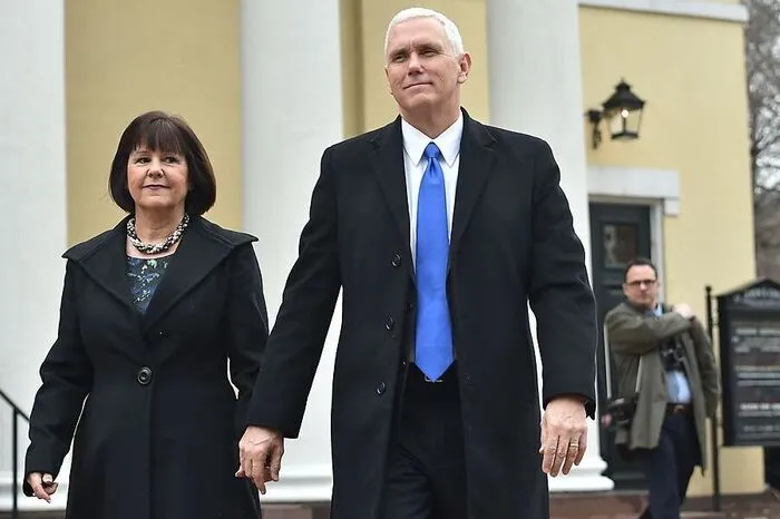 Der gewählte Vize-Präsident Mike Pence und seine Frau Karen machen sich bereit
