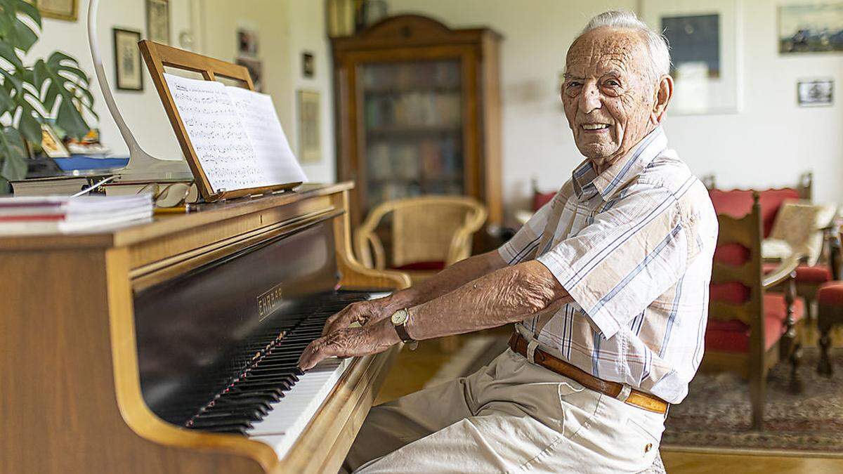 Noch heute nimmt Gerhard Prinz am liebsten bei seinem Klavier Platz