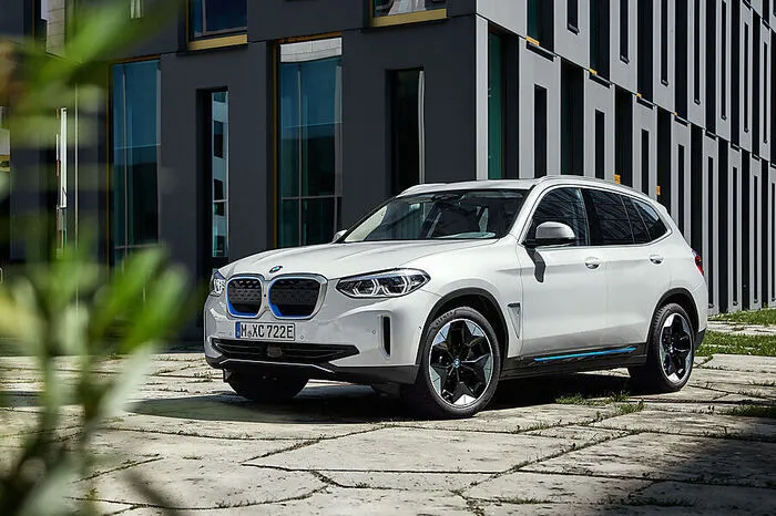 Die Lithium-Ionen-Batterien tief im Bauch des SUV haben einen Brutto-Energiegehalt von 80 kWh, der für eine Reichweite von bis zu 460 Kilometern nach dem WLTP-Zyklus gut sein soll.