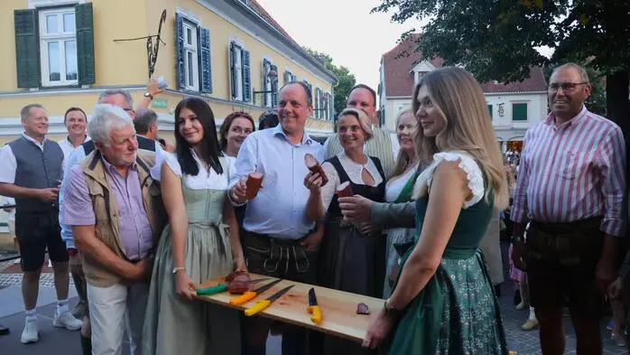 Acht regionale Höfe verkauften ihr Mulbratl quer durch die Weizer Innenstadt.