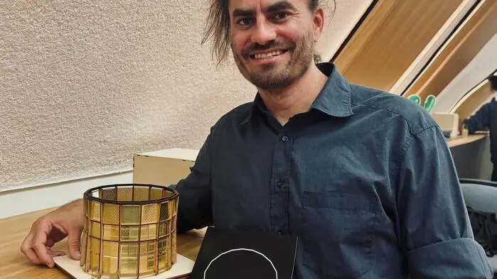 Stefan Breuer mit dem Modell des Kärntner „HolzOvals“