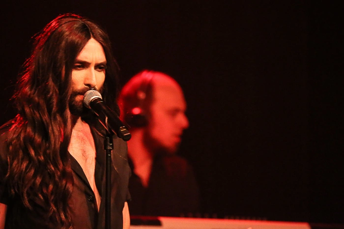 Rudi Weißenbacher, Bürgermeister Manfred Lenger und Kulturreferent Andi Themel hatten Conchita & Band für ein Konzert am Samstag nach Spielberg geholt.