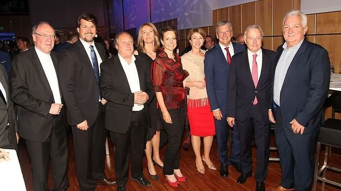 IV-Präsident Christoph Kulterer, Landesrat Rolf Holub,IV-Geschäftsführerin Claudia Mischensky, Infineon-Chefin Sabine Herlitschka, Landeshauptmannstellvertreterin Gaby Schaunig, Landeshauptmann Peter Kaiser, Treibacher-Chef Alexander Bouvier, Flex-Chef Erich Dörflinger (von links nach rechts)