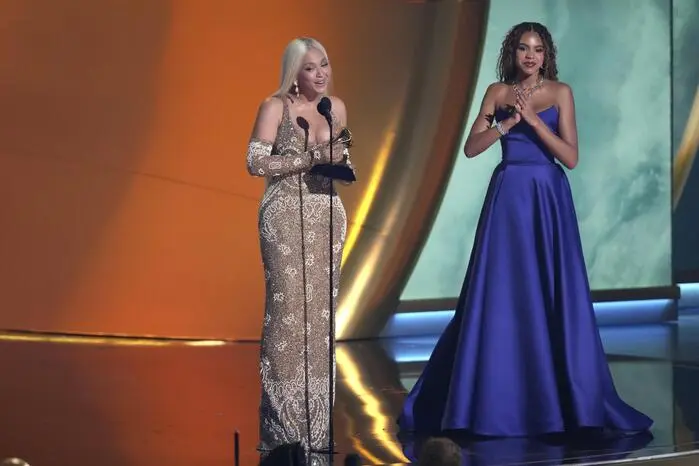 Beyoncé Knowles ist die erste Schwarze, die den Grammy für das beste Country-Album des Jahres gewonnen hat. Sie erhielt den Musikpreis für „Cowboy Carter“, auf dem unter anderem die Single „Texas Hold ‚Em“ zu hören ist. Die Sängerin wurde auf der Bühne von Tochter Blue Ivy unterstützt